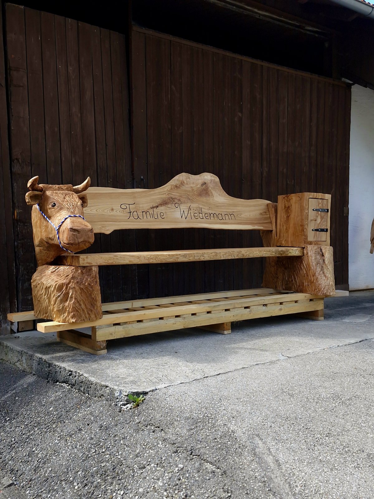 Kuhkopfbank mit Schrank