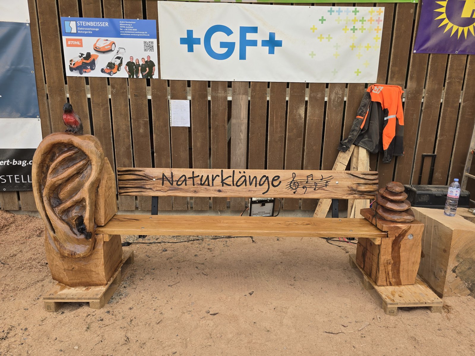 Bank zum Thema Naturklänge